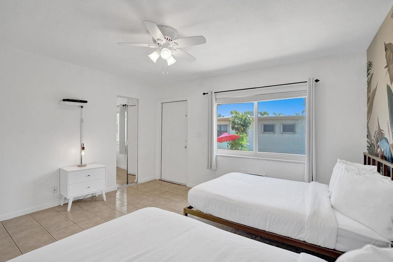 Walk To Dania Beach Christmas Getaway Pool Екстериор снимка