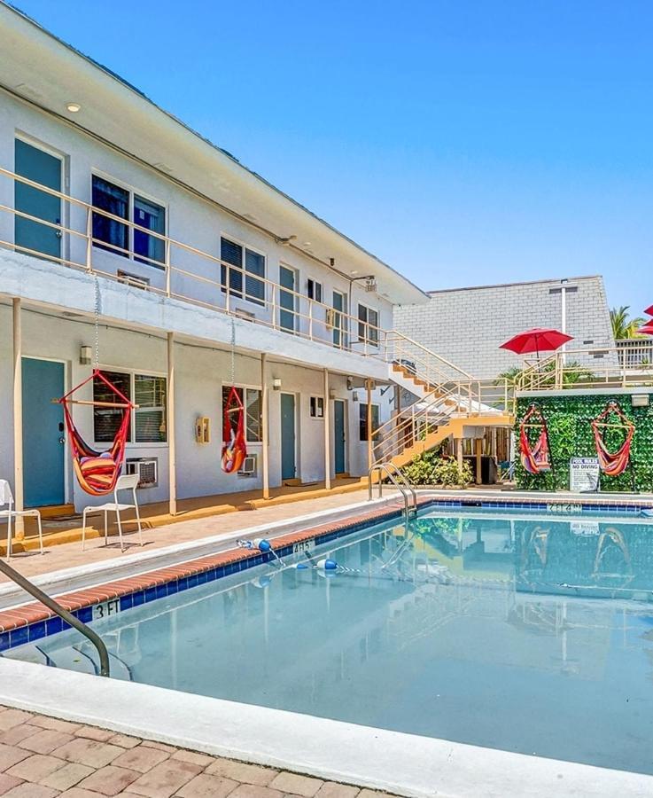 Walk To Dania Beach Christmas Getaway Pool Екстериор снимка