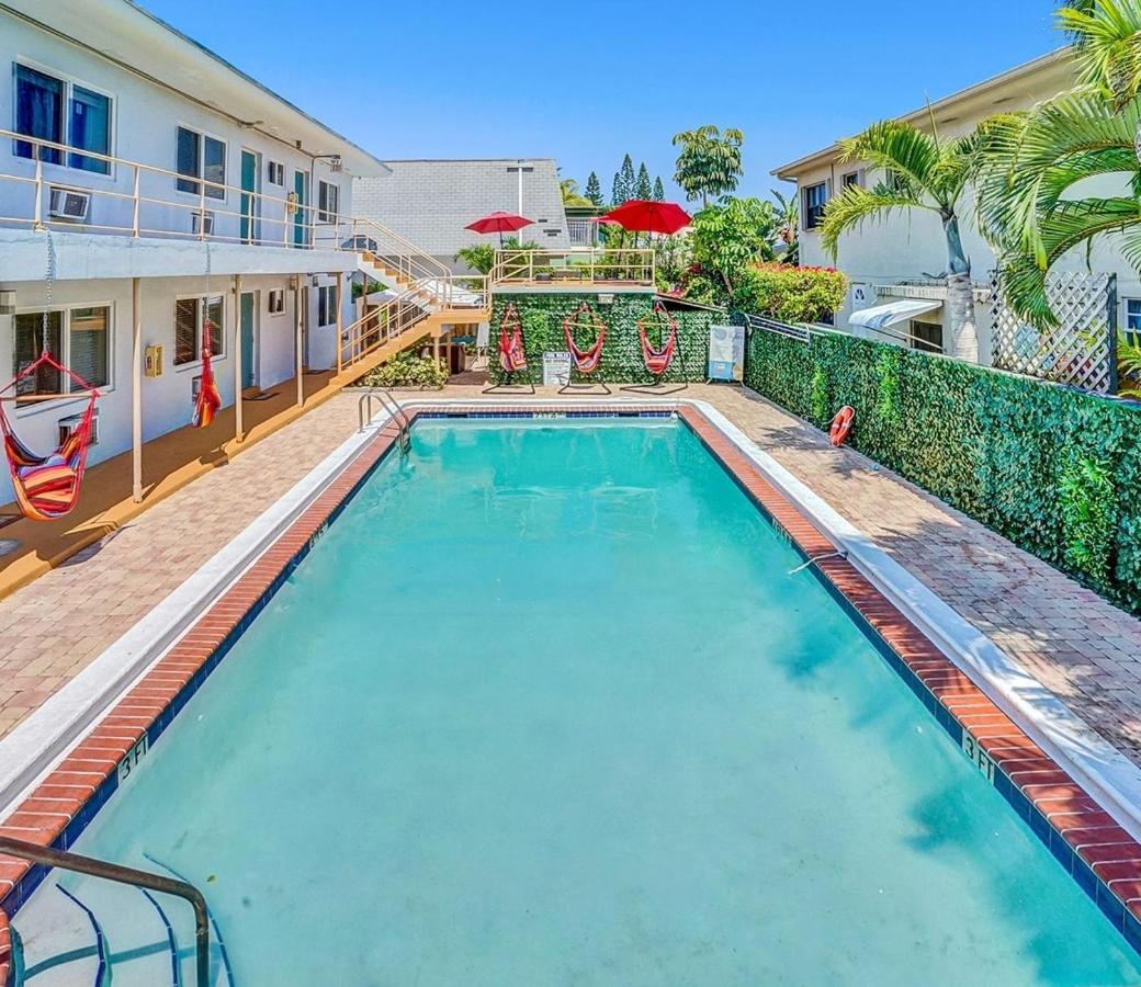 Walk To Dania Beach Christmas Getaway Pool Екстериор снимка